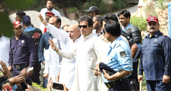 اسلام آباد:۔ چیئرمین پاکستان تحریک انصاف عمران خان اپنی رہائش گاہ کے باہر کارکنوں سے خطاب کر رہے ہیں