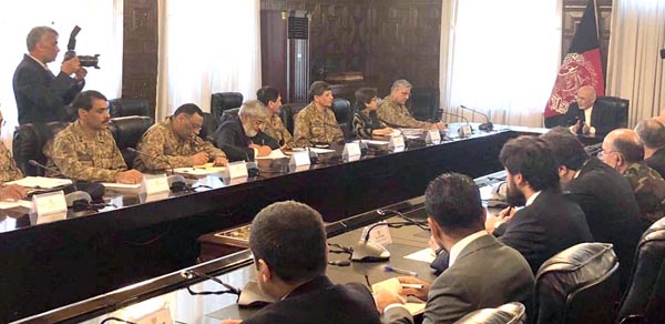 کابل:۔ چیف آف آرمی سٹاف جنرل قمر جاوید باجوہ اور افغان صدر اشرف غنی کے درمیان ملاقات کا منظر
