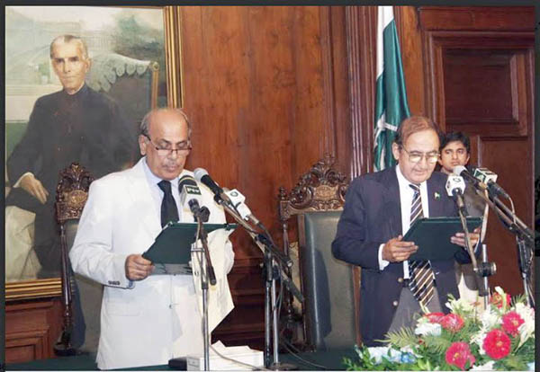 لاہور:۔ نگران وزیر اعلیٰ پنجاب حسن عسکری رضوی سے گورنر پنجاب رفیق رجوانہ حلف لے رہے ہیں