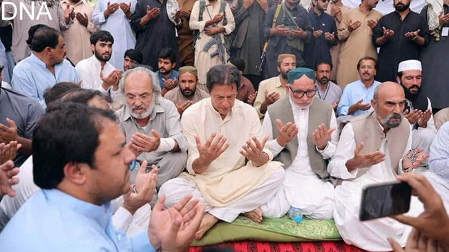 مستونگ:۔ چیئرمین پی ٹی آئی عمران خان بم دھماکے میں شہید ہونیوالے سراج رئیسانی کے ایصال ثواب کیلئے فاتحہ خوانی کر رہے ہیں
