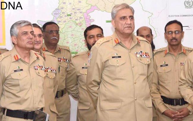 راولپنڈی:۔ چیف آف آرمی اسٹاف جنرل قمر جاوید باجوہ کو آرمی الیکشن سپورٹ سینٹر کے دورے کے دوران بریفنگ دی جا رہی ہے