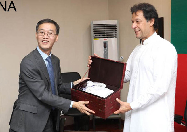 اسلام آباد:۔ چینی سفیر ژاﺅ جنگ چیئرمین پی ٹی آئی عمران خان کو ملاقات کے موقع پر تحفہ پیش کر رہے ہیں