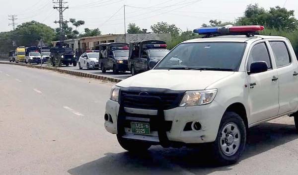 راولپنڈی:۔ نیب ٹیم ایون فیلڈ ریفرنس کے مجرم کیپٹن(ر) صفدرکو بکتر بند گاڑی میں اڈیالہ جیل منتقل کر رہی ہے