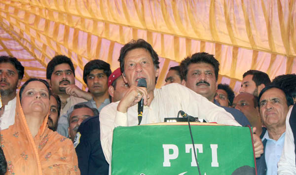 اسلام آباد:۔ پاکستان تحر یک انصاف کے سربراہ عمران خان ن لیگی خاتون رہنما فرحانہ قمر کی پارٹی میں شمولیت کے موقع پر تقریب سے خطاب کر رہے ہیں