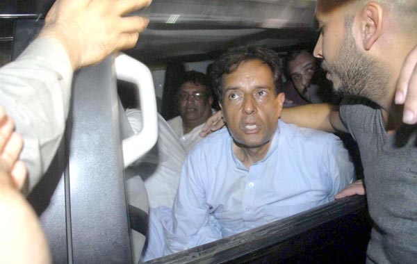اسلام آباد:۔حواس باختہ مفرور مجرم کیپٹن (ر)صفدر کی نیب کے ہاتھوں گرفتاری کے بعد کی ایک جھلک