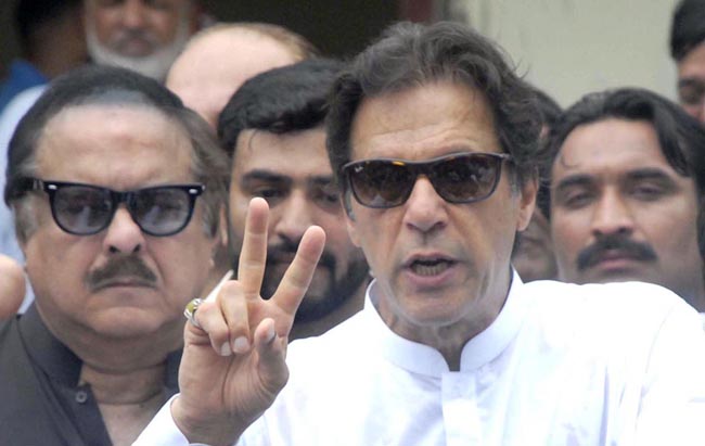 اسلام آباد:۔ چیئرمین پی ٹی آئی عمران خان اپنا ووٹ کاسٹ کرنے کے بعد وکٹری کا نشان بنائے ہوئے ہیں