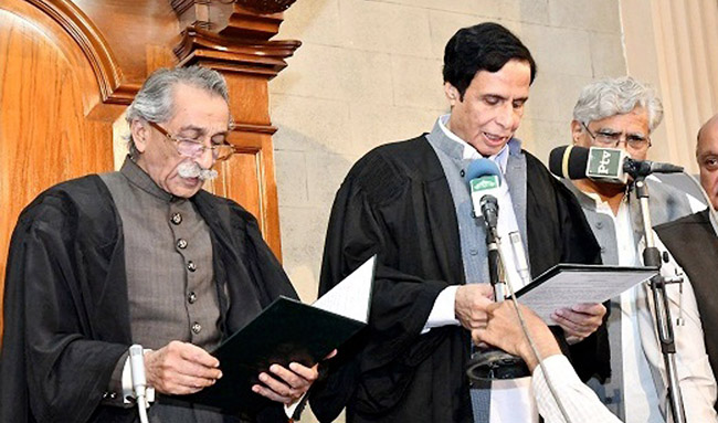 لاہور:۔ نو منتخب سپیکر پنجاب اسمبلی چوہدری پرویز الٰہی اپنے عہدے کا حلف اٹھا رہے ہیں