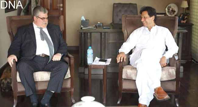 اسلام آباد:۔ روسی کے سفیر الیگزی ڈیڈوف چیئرمین پاکستان تحریک انصاف عمران خان سے ملاقات کر رہے یں
