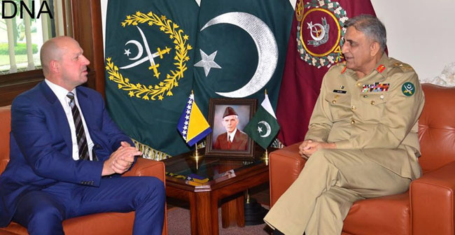 راولپنڈی:۔ بوسنیا کے سفیر ثاقب فورک آرمی چیف جنرل قمر جاوید باجوہ سے ملاقات کر رہے ہیں