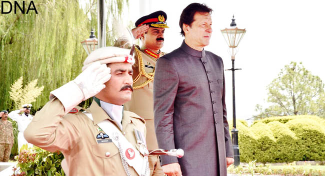 اسلام آباد:۔ وزیر اعظم عمران خان گارڈ آف آنر کا معائنہ کر رہے ہیں