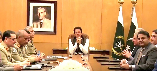 راولپنڈی:۔ وزیر اعظم عمران خان جی ایچ کے دورے کے موقع پر اجلاس کی صدارت کر رہے ہیں