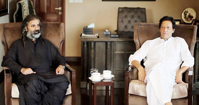 اسلام آباد:۔ چیئرمین پاکستان تحریک انصاف عمرا ن خان سے جمہوری وطن پارٹی کے سربراہ شاہ زین بگٹی ملاقات کر رہے ہیں
