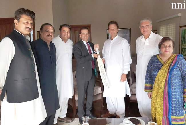اسلام آباد:۔نامزد زیر اعظم عمران خان کو بھارتی ہائی کمشنر اجے بساریہ بھارتی کرکٹ ٹیم کے کھلاڑیوں کے دستخطوں والا بلا تحفے میں پیش کر رہے ہیں