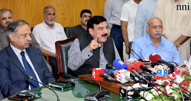 لاہور:۔ وزیر ریلوے شیخ رشید احمد میڈیا سے گفتگو کر رہے ہیں