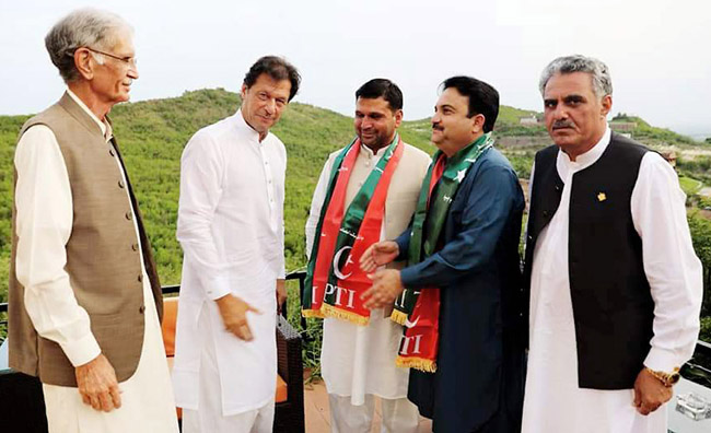 فانا کے سینیٹرز اورنگزیب خان، حاجی فدا اور سجاد طورو وزیر اعظم عمران خان سے ملاقات کر رہے ہیں ، وزیر دفاع پرویز خٹک بھی ہمراہ ہیں