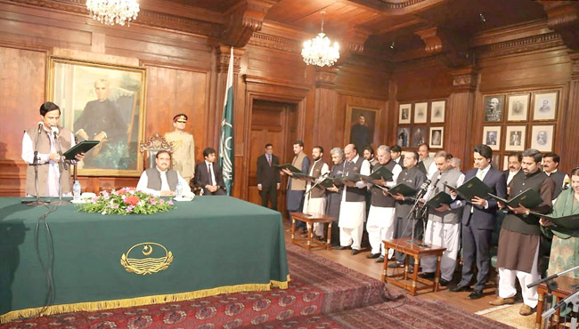 لاہور:۔ قائمقام گورنر پنجاب چوہدری پرویز الٰہی کابینہ اراکین سے حلف لے رہے ہیں، وزیر اعلیٰ عثمان بزدار بھی موجود ہیں