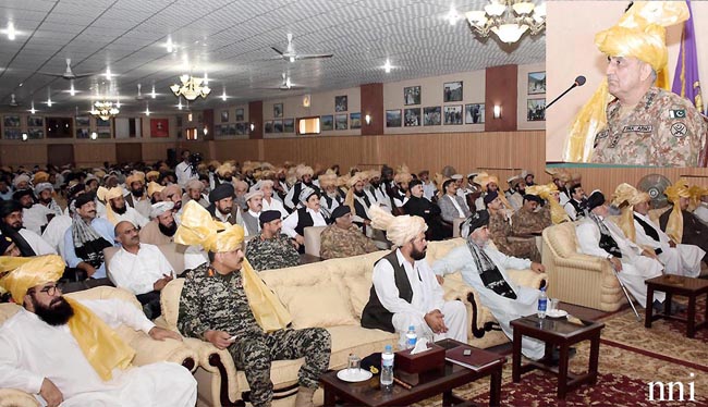 راولپنڈی:۔ جنرل قمر جاوید باجوہ جنوبی وزیرستان کے دورے کے دوران مقامی عمائدین سے خطاب کر رہے ہیں