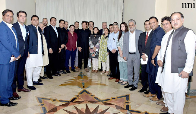 اسلام آباد:۔ وزیر اعظم عمران خان کا ملاقات کرنے والے ٹی وی اینکرز کے ہمراہ گروپ فوٹو