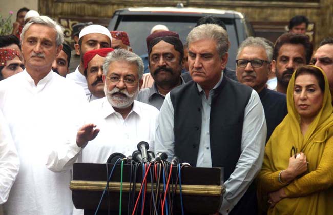 کراچی:۔ چیئرمین گرینڈ ڈیموکریٹک الائنس پیر پگارا پریس کانفرنس کر رہے ہیں، جہانگیر ترین، شاہ محمود قریشی ، فہمیدہ مرزا اور عارف علوی بھی نمایاں ہیں