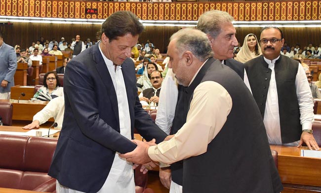 اسلام آباد:۔ نو منتخب سپیکرقومی اسمبلی اسد قیصر نامزد وزیر اعظم عمران خان سے مصافحہ کررہے ہیں