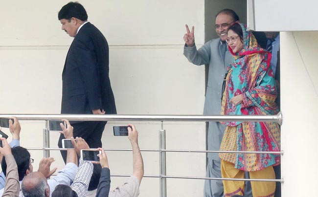 اسلام آباد:۔ سابق صدر آصف علی زرداری اپنی ہمشیرہ فریال تالپور کے ہمراہ ایف آئی اے میں اپنا بیان ریکارڈ کرانے کے بعد باہر آ رہے ہیں