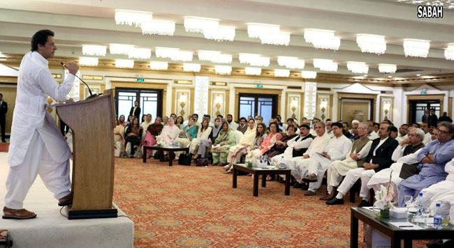اسلام آباد:۔ وزارت عظمیٰ کے عہدے کیلئے نامزدگی کے بعد عمران خان پارلیمانی پارٹی اجلاس سے خطاب کر رہے ہیں