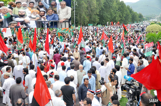 اسلام آباد:۔ متحدہ اپوزیشن کے زیر اہتمام الیکشن کمیشن کے سامنے احتجاجی مظاہرے سے مولانا فضل الرحمان خطاب کر رہے ہیں