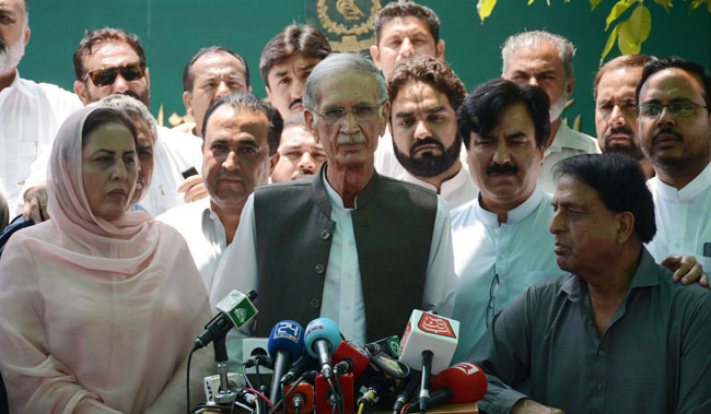 اسلام آباد:۔ پاکستان تحریک انصاف کے مرکزی رہنما پرویز خٹک الیکشن کمیشن آف پاکستان کے باہر میڈیا سے گفتگو کر رہے ہیں