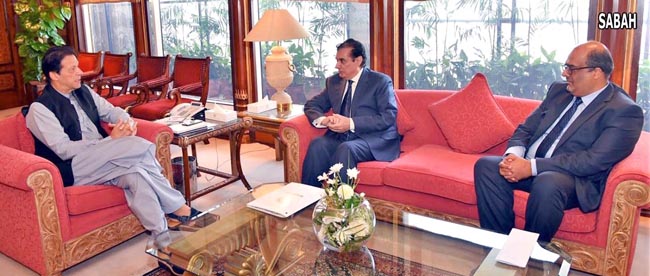 اسلا م آباد:۔ وزیر اعظم عمران خان سے چیئرمین نیب جسٹس (ر) جاوید اقبال ملاقات کر رہے ہیں،