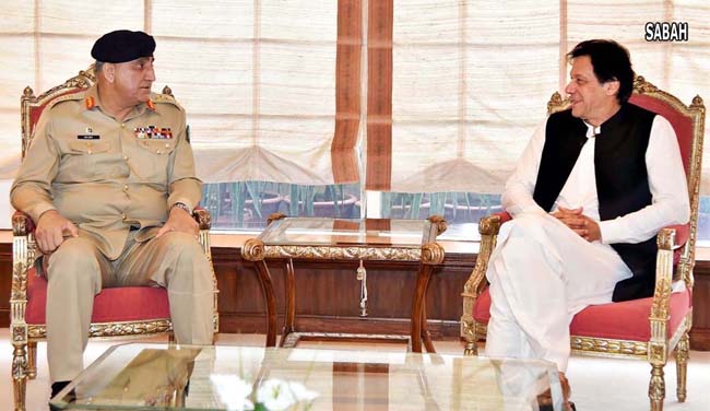 اسلام آباد:۔چیف آف آرمی سٹاف جنرل قمر جاوید باجوہ وزیر اعظم عمران خان سے ملاقات کر رہے ہیں