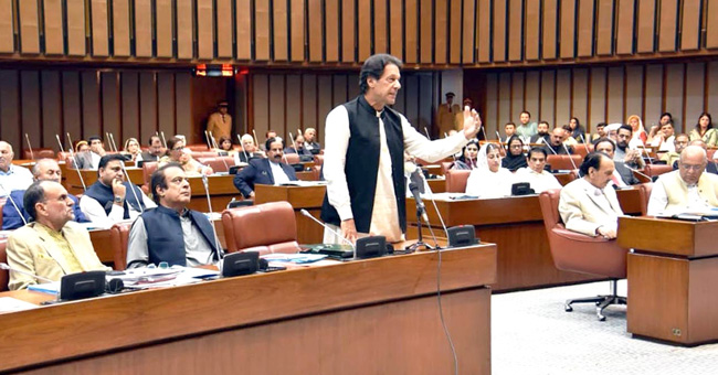 اسلام آباد:۔ وزیر اعظم عمران خان ایوان بالامیں خطاب کر رہے ہیں