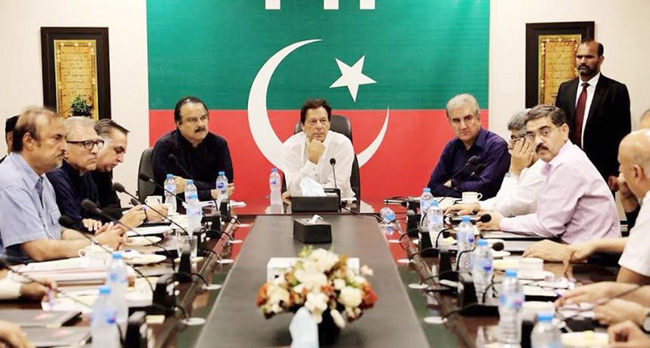 اسلام آباد:۔ وزیر اعظم عمران خان کی زیر صدارت پار ٹی کی سینئر قیادت کے اجلاس کا ایک منظر