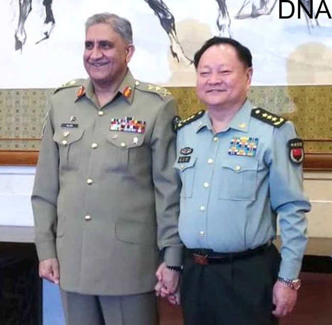بیجنگ:۔ آرمی چیف جنرل قمر جاوید باجوہ اوروائس چیئرمین سینٹرل ملٹری کمیشن جنرل ژینگ یوشیا ملاقات کے دوران خوشگوار موڈ میں