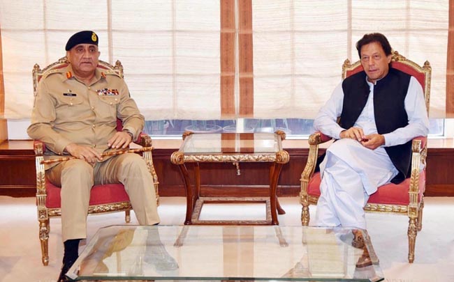 اسلام آباد:۔ وزیر اعظم عمران خان سے آرمی چیف جنرل قمر جاوید باجوہ ملاقات کر رہے ہیں