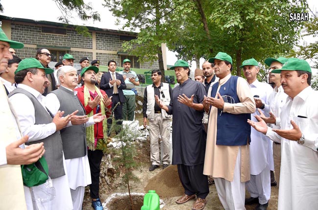 ہری پور:۔ وزیر اعظم عمران خان پودالگا کر ٹین بلین ٹری سونامی کے باضابطہ افتتاح کے بعد دعا مانگ رہے ہیں