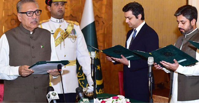 اسلام آباد:۔ صدر ڈاکٹر عارف علوی نئے وزرائے مملکت سے حلف لے رہے ہیں