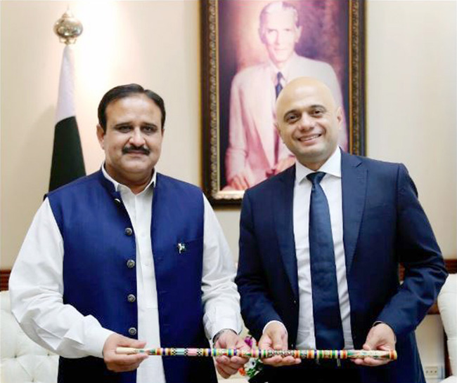 لاہور:۔وزیر اعلیٰ عثمان بزدار برطانوی وزیر داخلہ ساجد جاوید کو ملاقات کے موقع پرڈیرہ غازی خان کی روایتی چھڑی پیش کر رہے ہیں