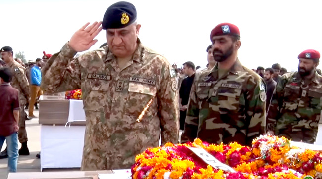 راولپنڈی:۔ شمالی وزیرستان میں شہید ہونیوالے مادر وطن کے سپوتوں کی نما جنازہ کے بعد آرمی چیف سیلو ٹ کر رہے ہیں