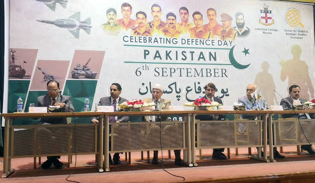 راولپنڈی:۔ سی جی ایس ایس کے زیر اہتمام یوم دفاع پاکستان کے حوالے سے منعقدہ تقریب میں سنٹر کے چیئرمین جنرل(ر) ظہیر الاسلام ، صدر میجر جنرل (ر)سید خالد امیر جعفری و دیگر سٹیج پر تشریف فرما ہیں