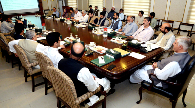 پشاور۔ وزیراعلیٰ خیبرپختونخوا محمود خان کو 100 روزہ ایجنڈے پر عملدرآمد کے بارے میں بریفنگ دی جا رہی ہے
