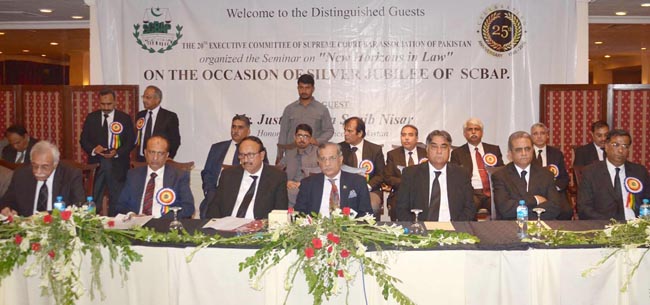 لاہور:۔ سپریم کورٹ بار ایسوسی ایشن کی تقریب میں چیف جسٹس پاکستان میاں ثاقب نثار ، چیف جسٹس لاہورہائیکورٹ جسٹس یاور سعید اور بار کے نمائندے سٹیج پر موجود ہیں