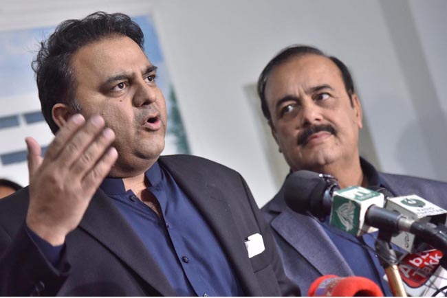 اسلام آباد:۔ وفاقی وزیر اطلاعات و نشریات فواد چوہدری کابینہ اجلاس میں کئے گئے فیصلوں بارے میڈیا کو آگاہ کر رہے ہیں