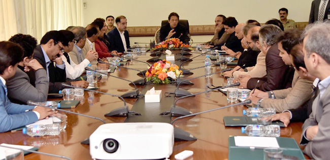اسلام آباد:۔ وزیر اعظم عمران خان سے کالم نگاروں کا ایک وفد ملاقات کر رہے ہیں