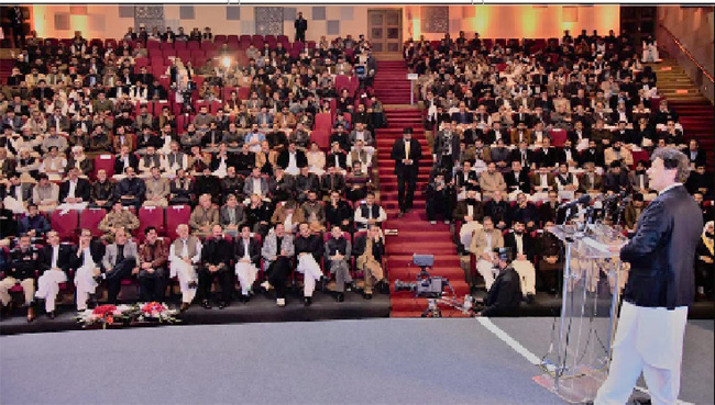 پشاور:۔ وزیر اعظم عمران خان صوبائی حکومت کی 100روزہ کارکردگی بارے منعقدہ تقریب سے خطاب کر رہے ہیں