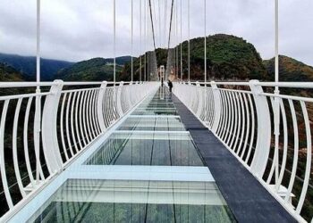 دنیا کا سب سے طویل شیشے کا پل عوام کے لیے کھول دیا گیا۔