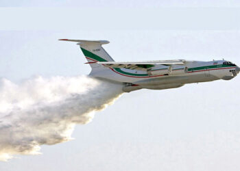 بلوچستان کے جنگلات میں لگی أگ بجھانے کے لئے ایرانی طیارہ بھی أ گیا۔