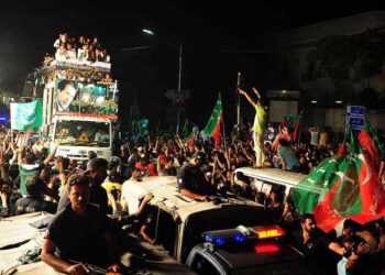 عمران خان نے لانگ مارچ ختم کر دیا۔ حکومت کو چھ روز میں اسمبلیاں تحلیل کرنے کا الٹی میٹم۔