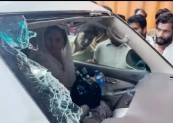 ڈاکٹر یاسمین راشد کی گاڑی پر پولیس کا لاٹھی چارج