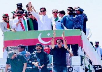 آزادی کنٹینر ولی انٹر چینج سے صوابی کی طرف رواں دواں ہے۔