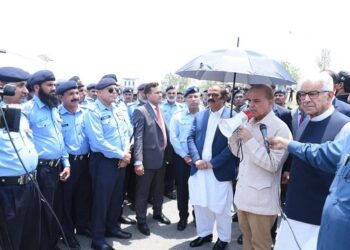 وزیر اعظم کا ریڈ زون کا دورہ، پولیس اور سیکورٹی اہلکاروں سے ملاقات۔